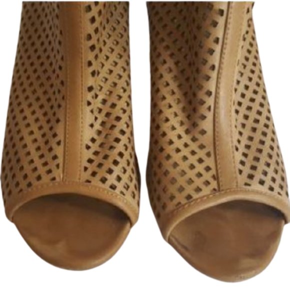 💥host pick💥 Steve Madden perforated ankle boots - Picture 2 of 7